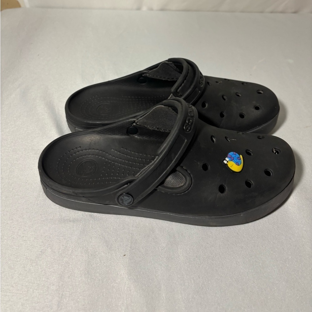 Womens size 9, men’s size 7 crocs shoes, #G915